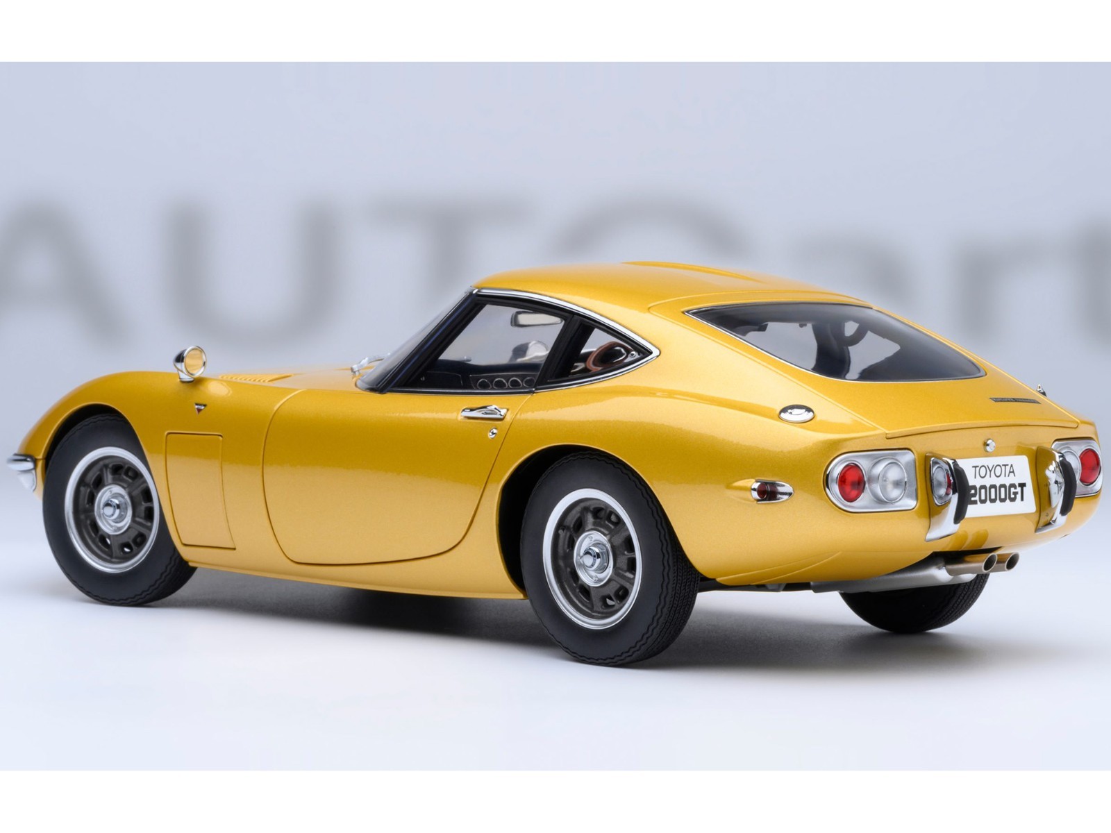 1967 TOYOTA 2000GT RHD GOLD 1/18 MODEL CAR BY AUTOART 79549