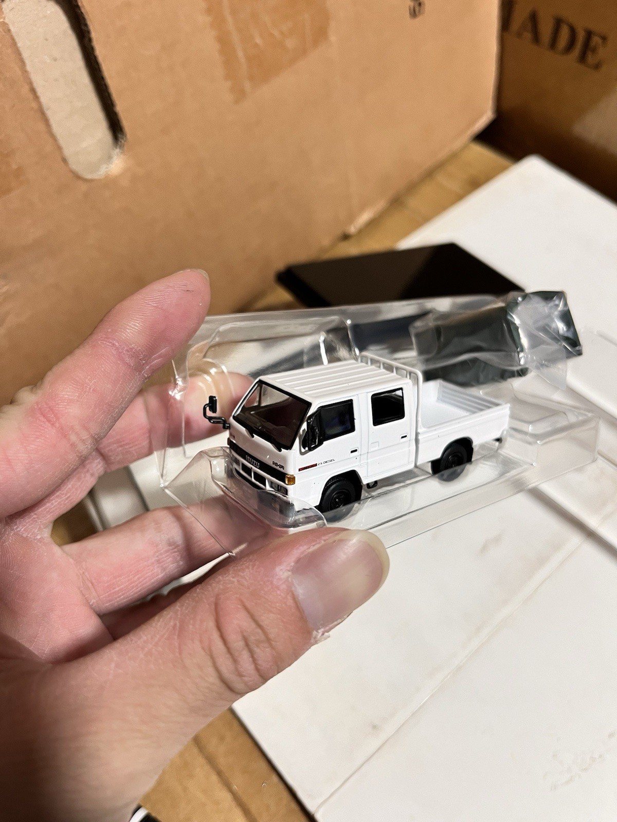 1:64 Scale Model 1 ISUZU NHR LHD With Canvas White Truck Diecast Model Car