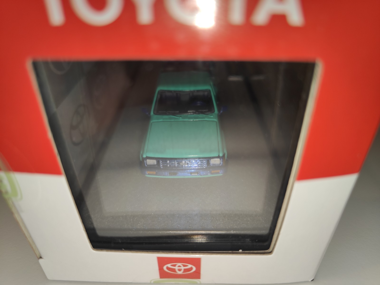 NEW M2 Machines Hauler Toyota 1985 Toyota Trucks – CHASE – IN HAND
