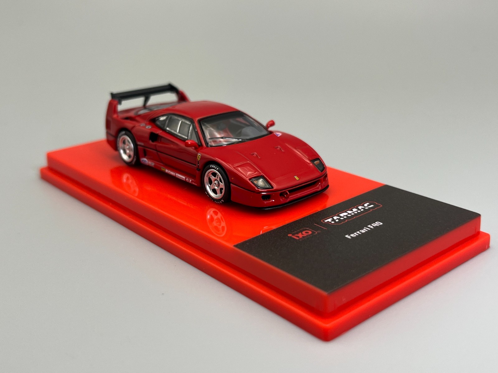Ferrari F40 Rosso Corsa Tarmac Works Road64 1/64 scale with Display Case