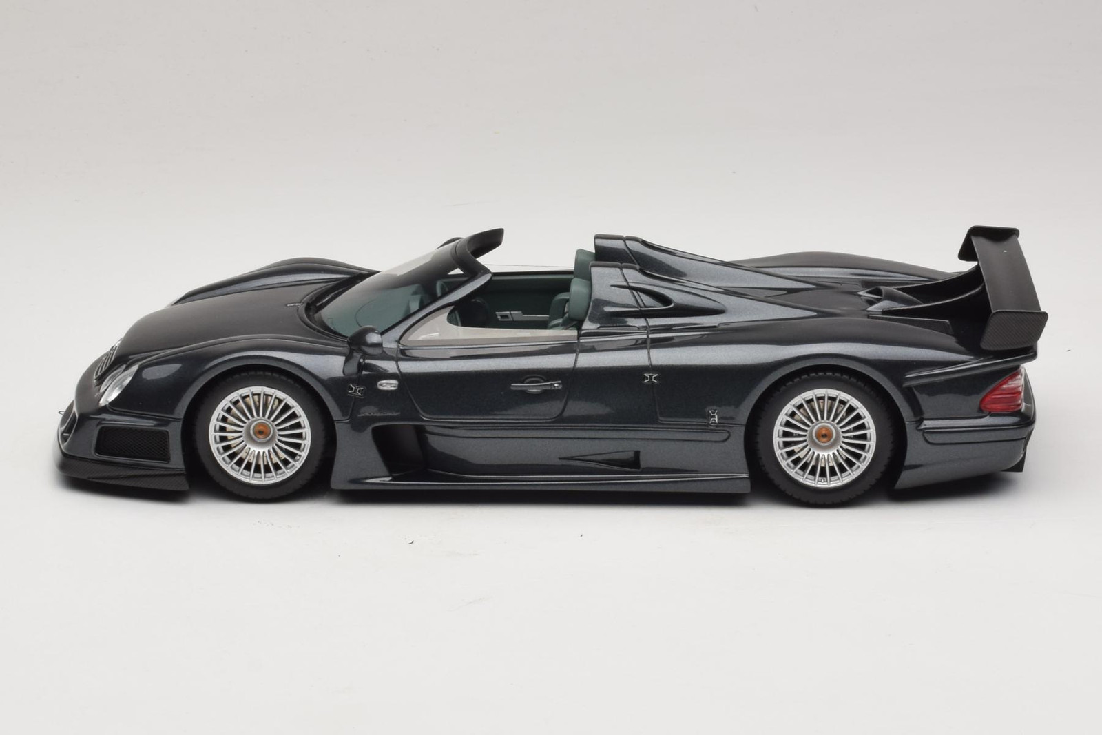 Mercedes CLK GTR Roadster Gray 1:18 GT Spirit | GT960