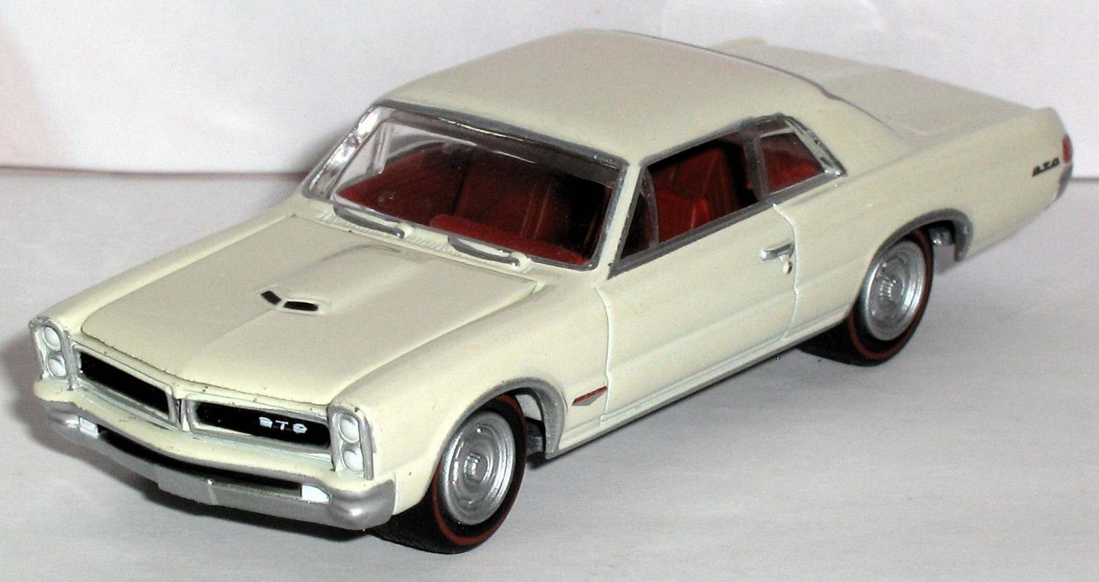 1/64 – 1965 65 PONTIAC GTO / GOAT / Hood Open / Rubber Tire Car / FREE SHIPPING.