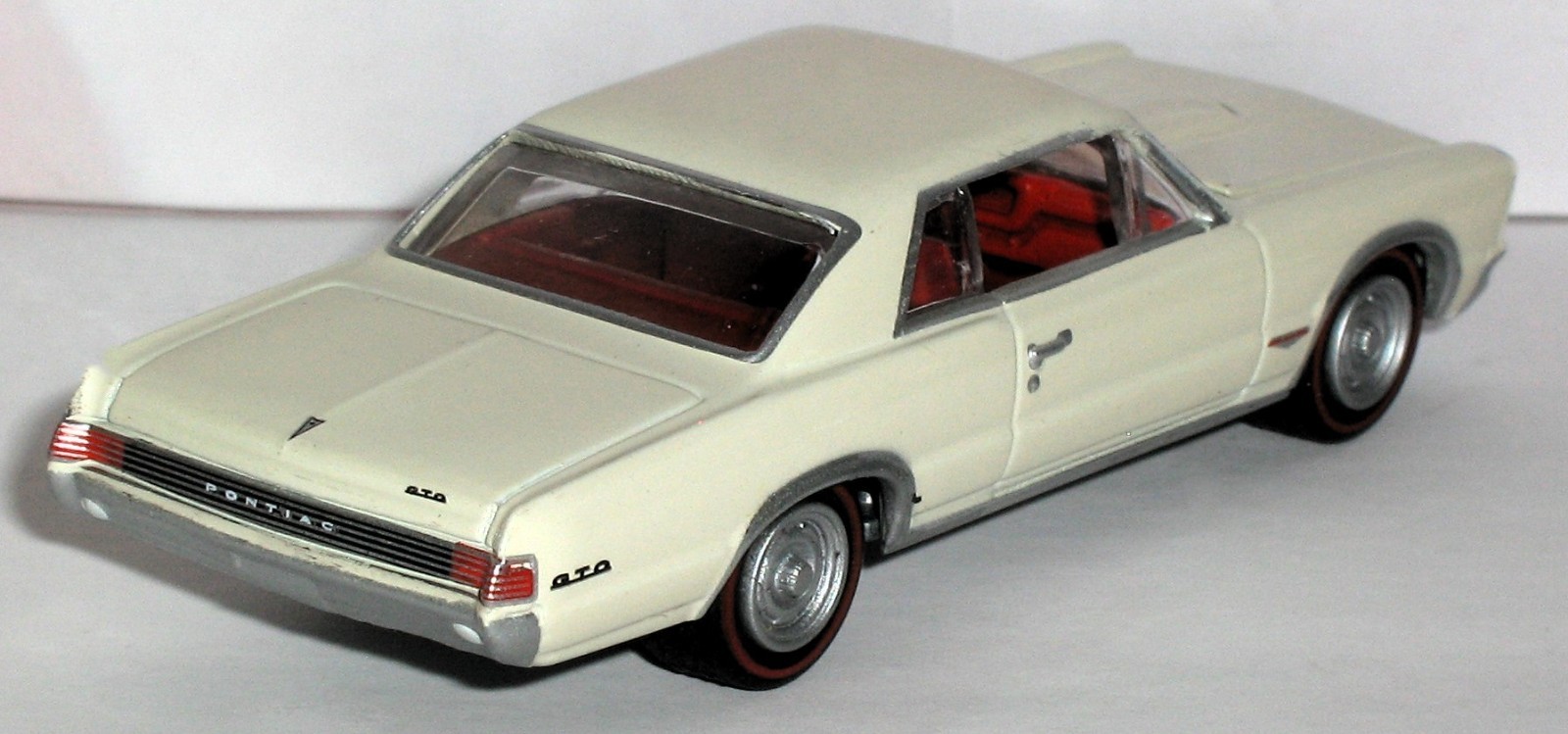 1/64 – 1965 65 PONTIAC GTO / GOAT / Hood Open / Rubber Tire Car / FREE SHIPPING.