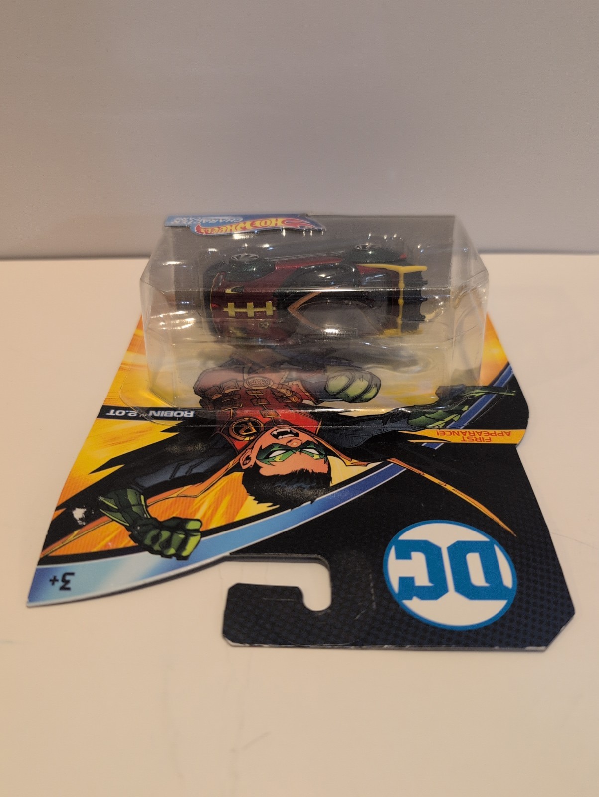 Hot Wheels Character Cars DC ROBIN 2.0T FIRST APPEARENCE FLH30