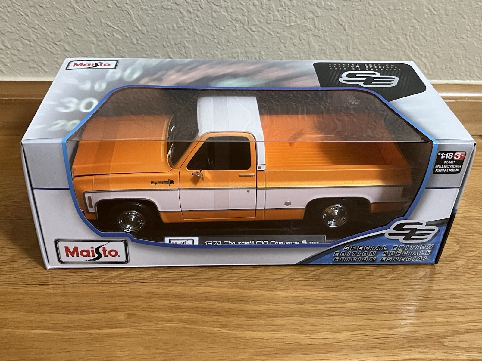 Maisto 1:18 1974 Chevrolet C10 Cheyenne Super Pickup Truck Orange With White Top