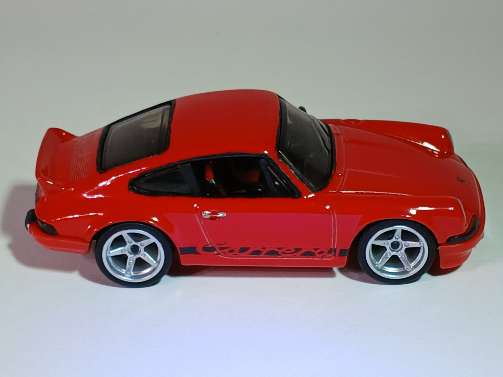 Hot Wheels Factory Fresh Porsche 911 Carrera RS 2.7 Red 1:64 Real Riders- Inter.