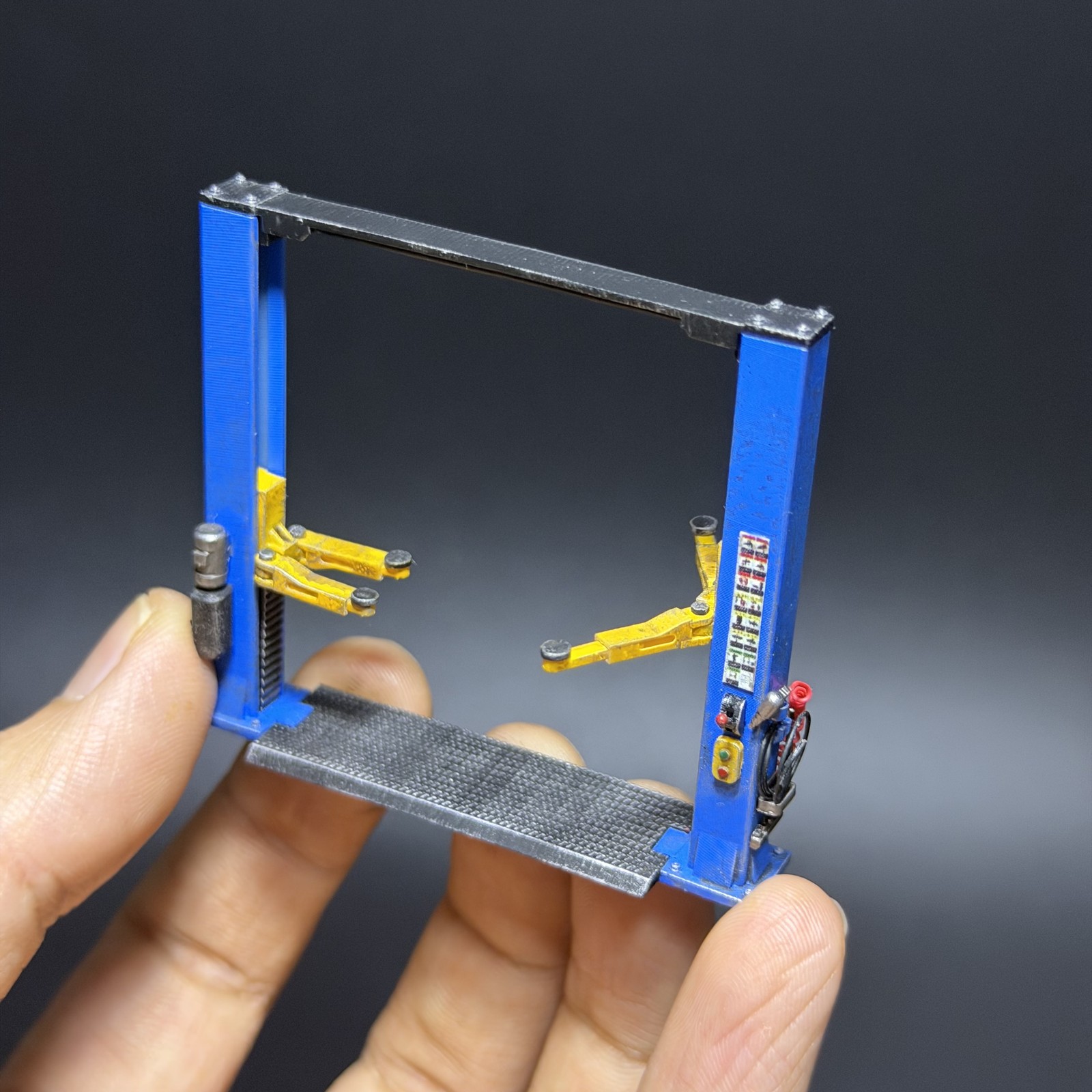 Diorama 1:64 Lift Dragon Model Adjustable Height Angle Garages Repair Scene Prop