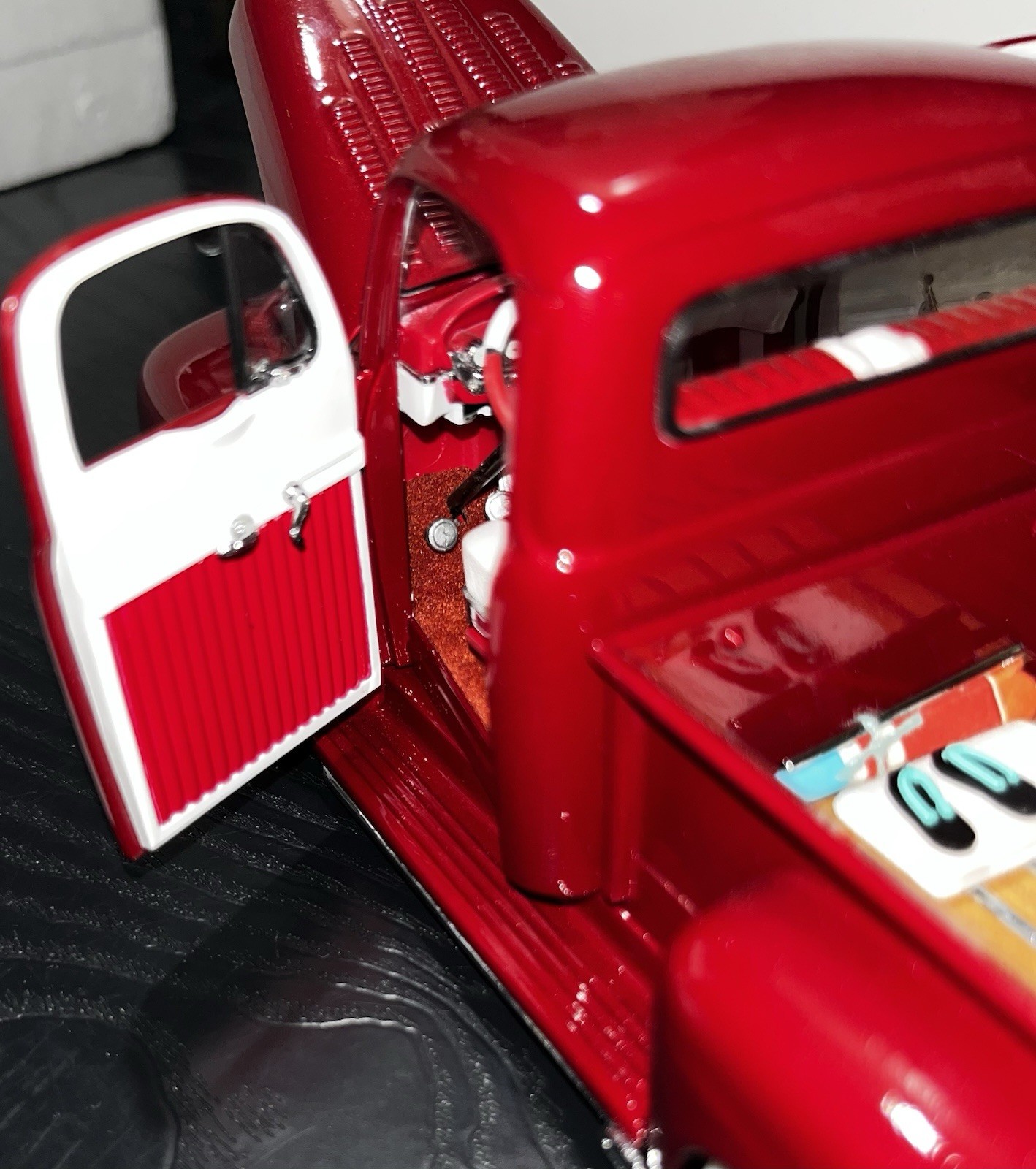 1951 FORD F-150 CUSTOM PICKUP DANBURY MINT CANDY APPLE RED 1:24 DIECAST MODEL