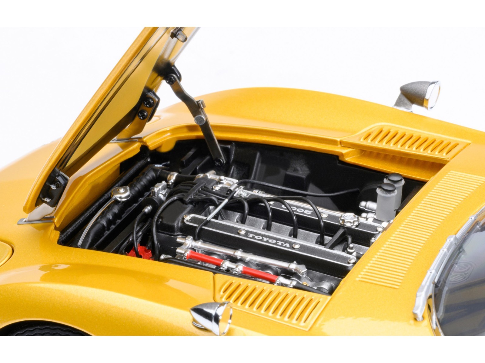 1967 TOYOTA 2000GT RHD GOLD 1/18 MODEL CAR BY AUTOART 79549