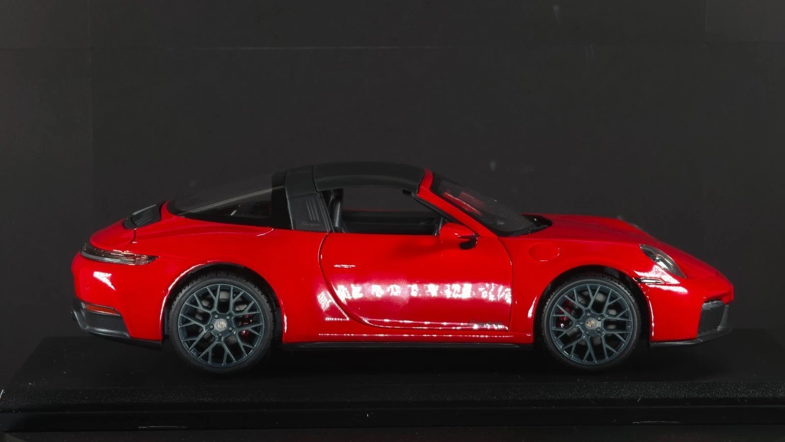 Porsche 911 Targa 4 GTS (992.2) 1:18 Maisto Exclusive Style Special Edition red