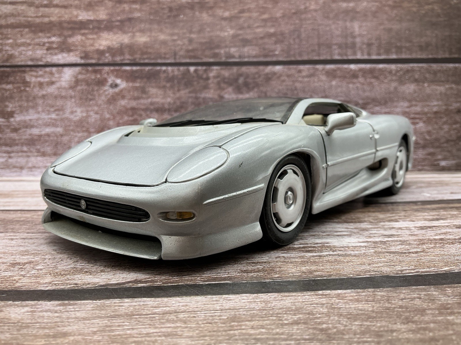 Maisto 1/18 ~ 1992 Jaguar XJ220 ~ Silver