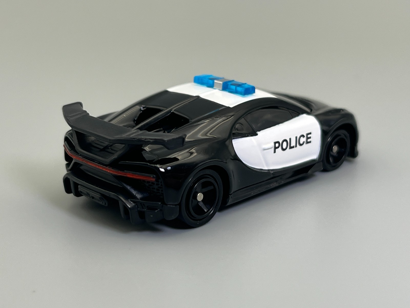 Bugatti Chiron Pur Sport Police Pursuit Tomica #79 1/63 scale