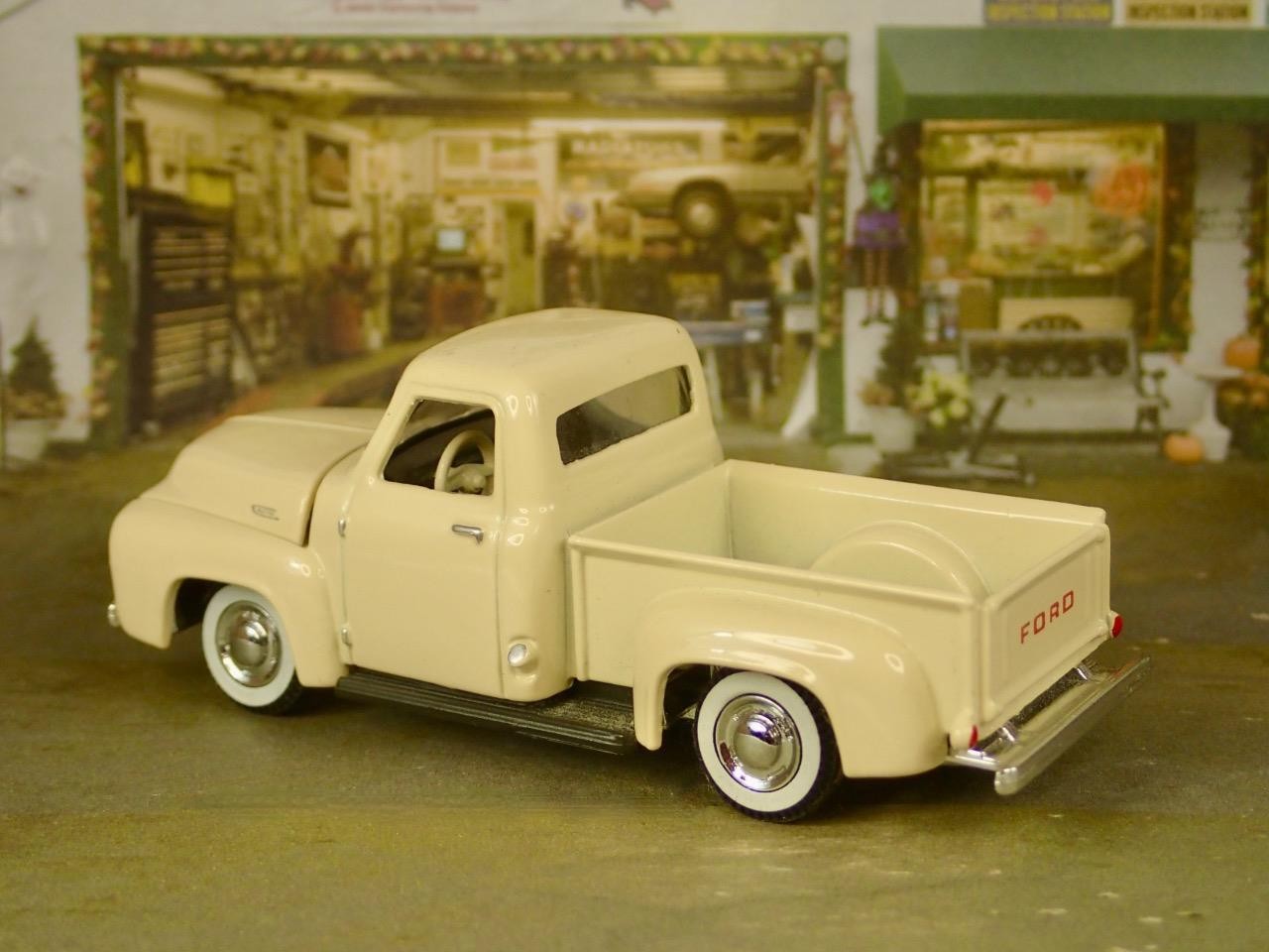 Vintage Motoring 1953 Ford F-100 Flathead V8 Step Side Pick-up 1/64 Scale LE O