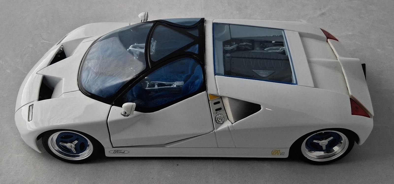 1995 Ford GT90 1:18 Diecast (White) : Maisto