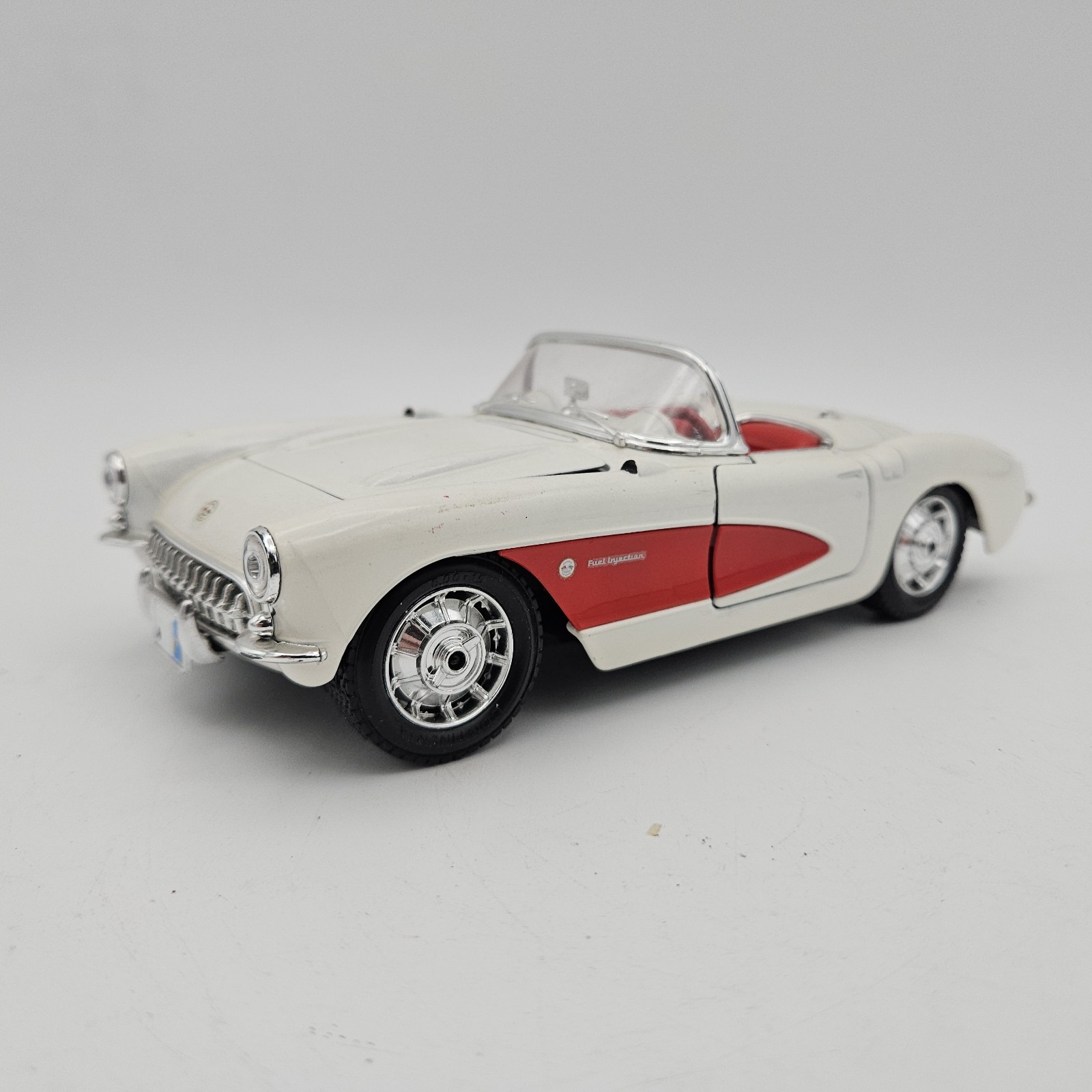 Burago 1:24 Diecast 1957 Chevrolet Corvette White & Red No Box