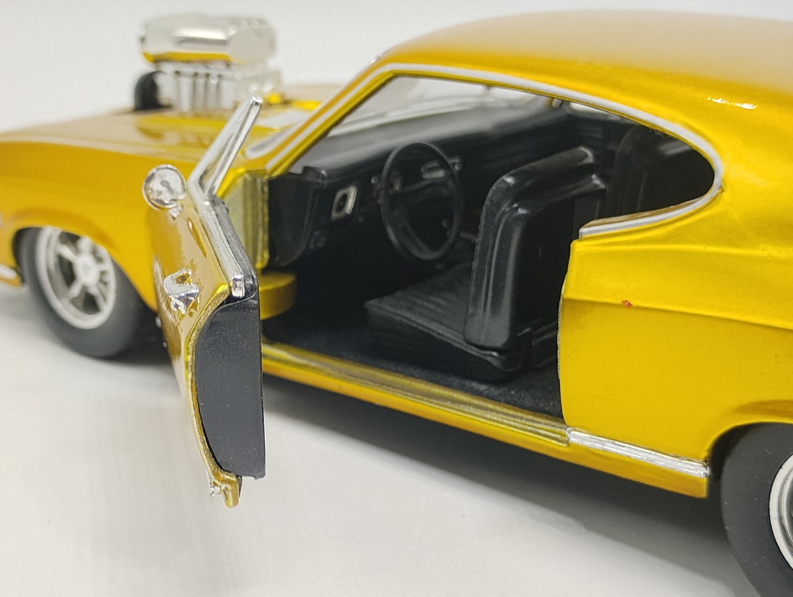 SunnySide 1:24 Scale Gold 1968 Chevy Chevelle SS 396 HARD TO FIND