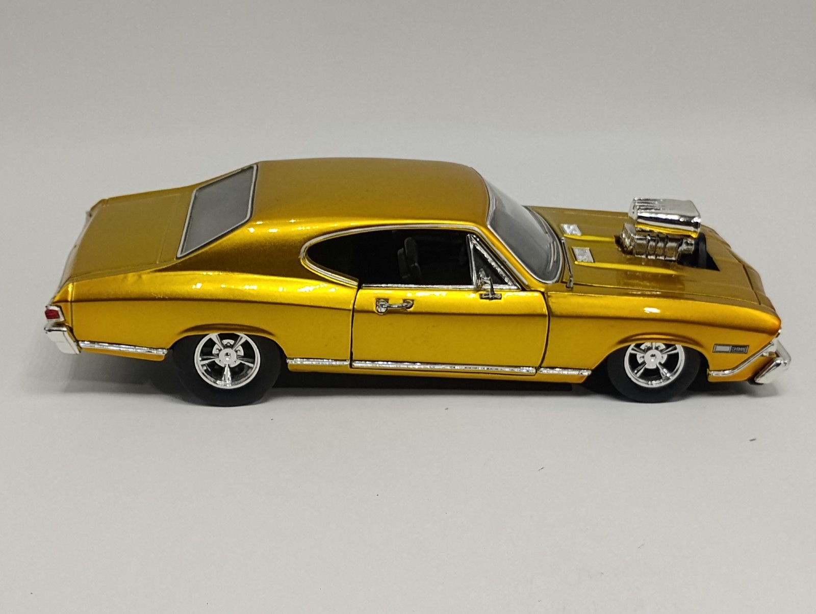 SunnySide 1:24 Scale Gold 1968 Chevy Chevelle SS 396 HARD TO FIND
