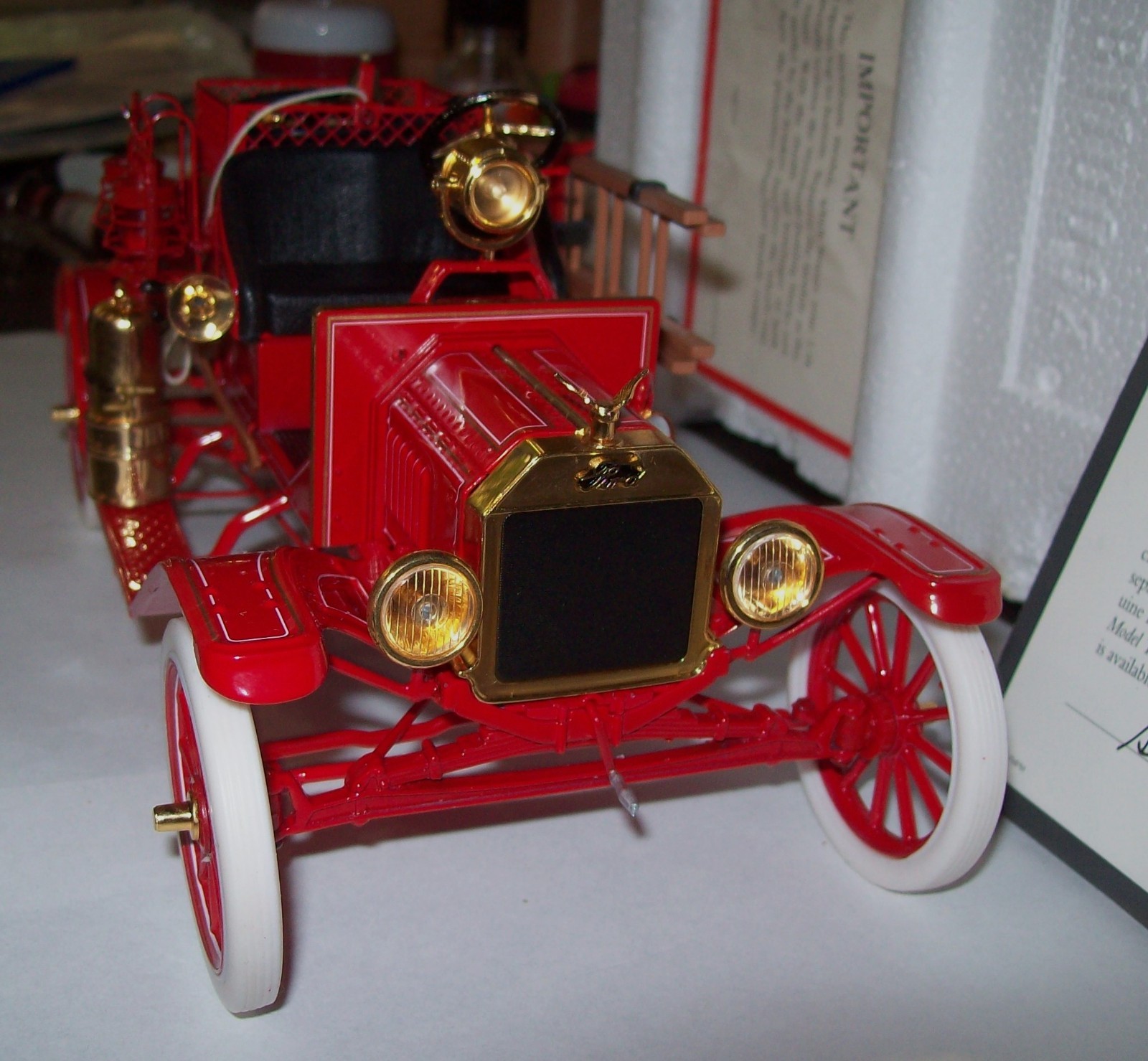 NIB 1:16 Franklin Mint 1916 Ford Model T Fire Engine & Wooden Display Base