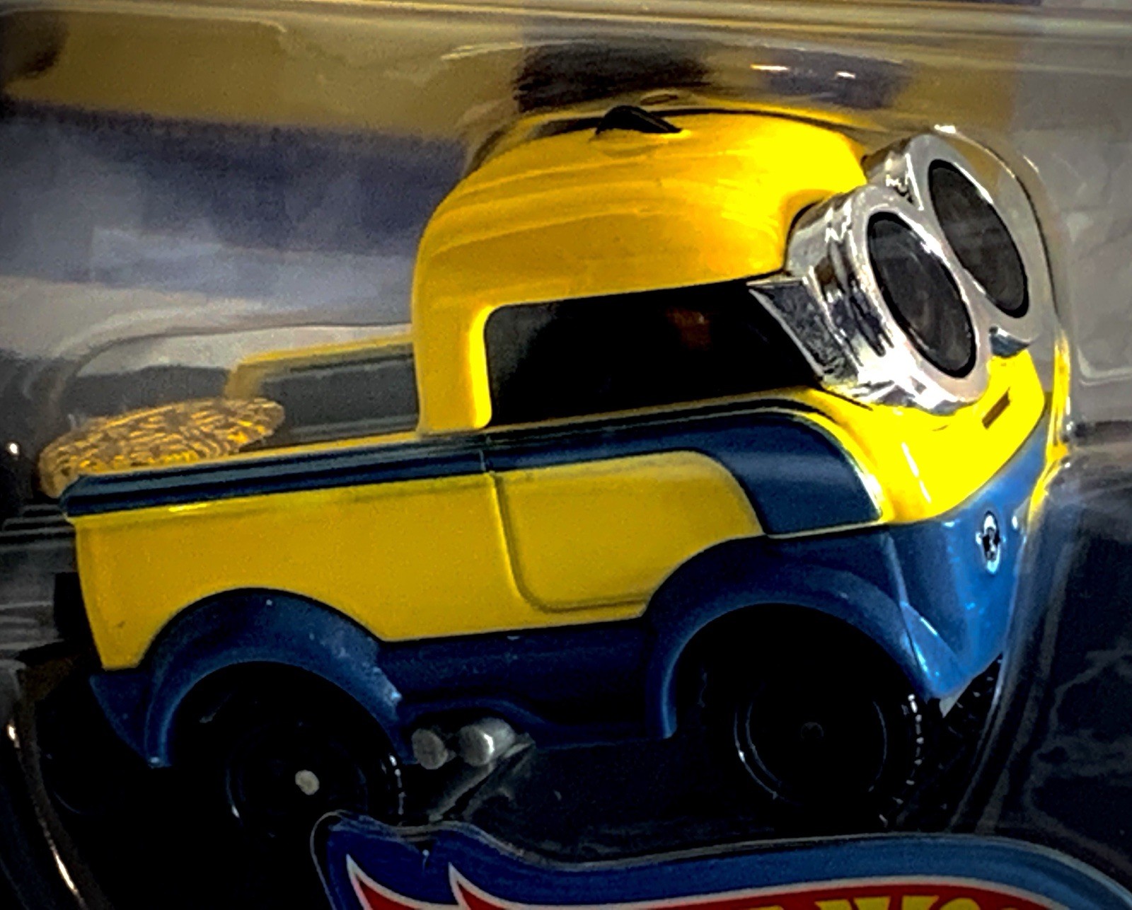 PURE-GOLD: Otto from Minions, Gold Coin Lorry Truck, Hot Wheels, 1:64, 3+, NEW