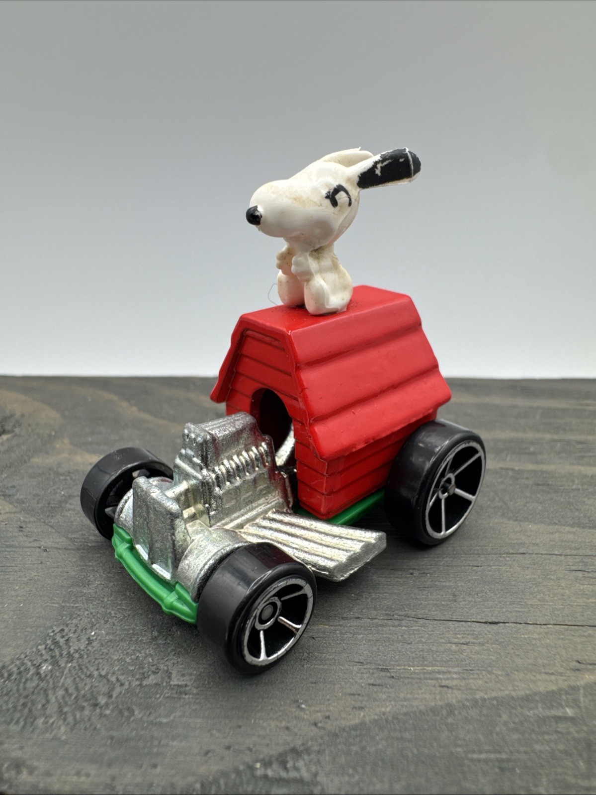 2016 Hot Wheels Screen Time Peanuts Snoopy Dog House Red Baron w/OH5 Spoke 1:64