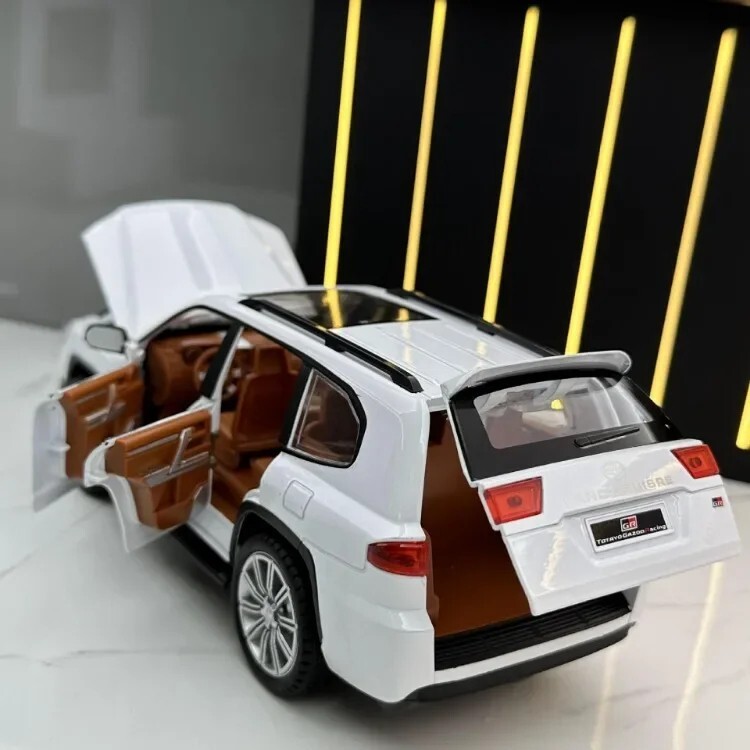 TOYOTA LAND CRUISER GT Model car Black 1:24 SUV