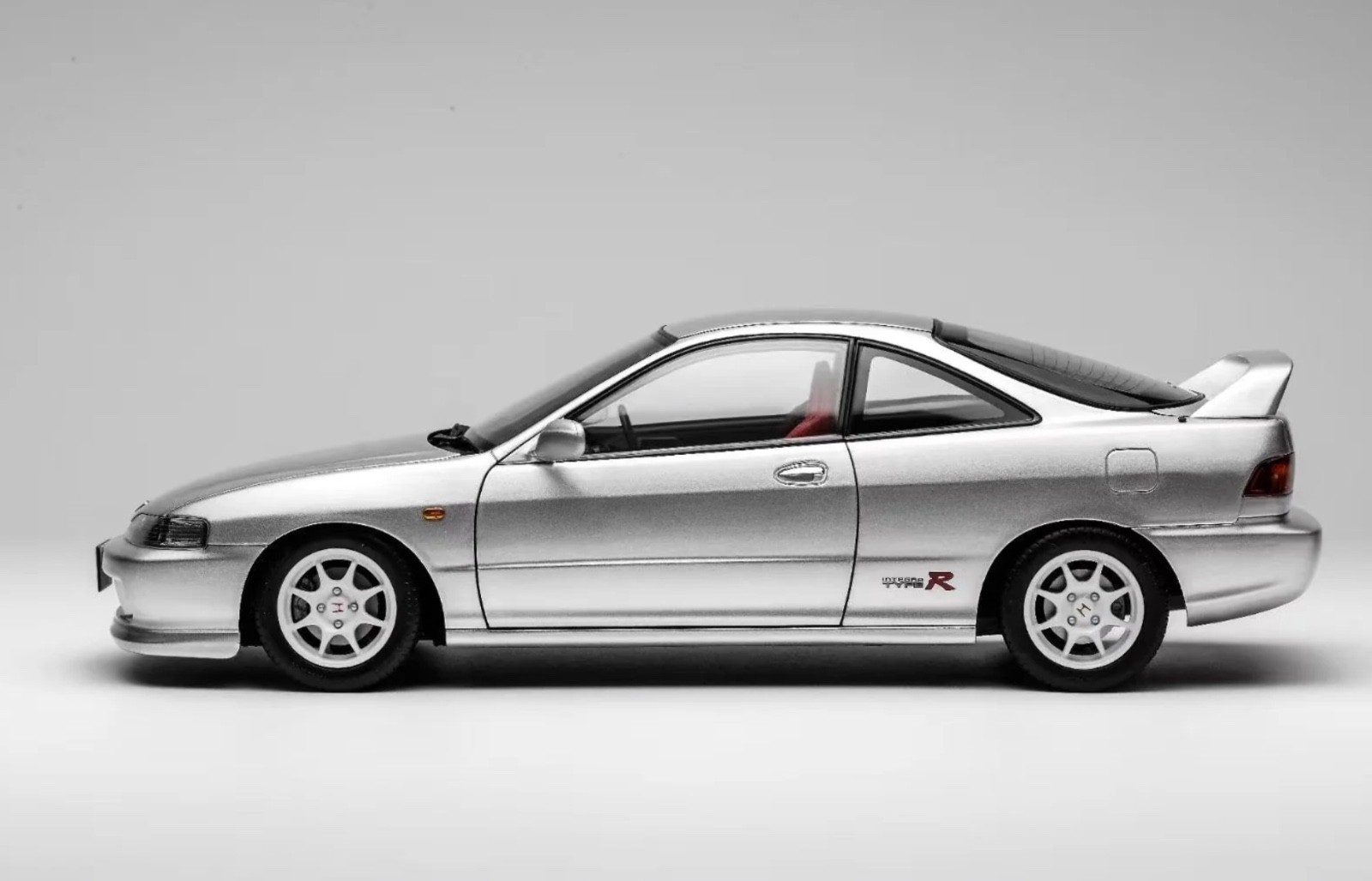 1/18 MotorHelix Honda Acura Integra Type R DC2 from 1997 in metallic Silver