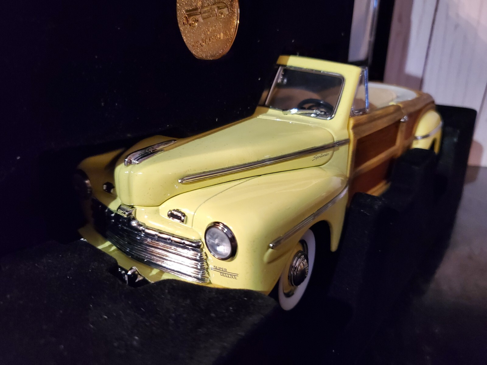 Road Signature 1946 Ford Super Deluxe Sportsman 1:18 Scale Diecast Car Yellow