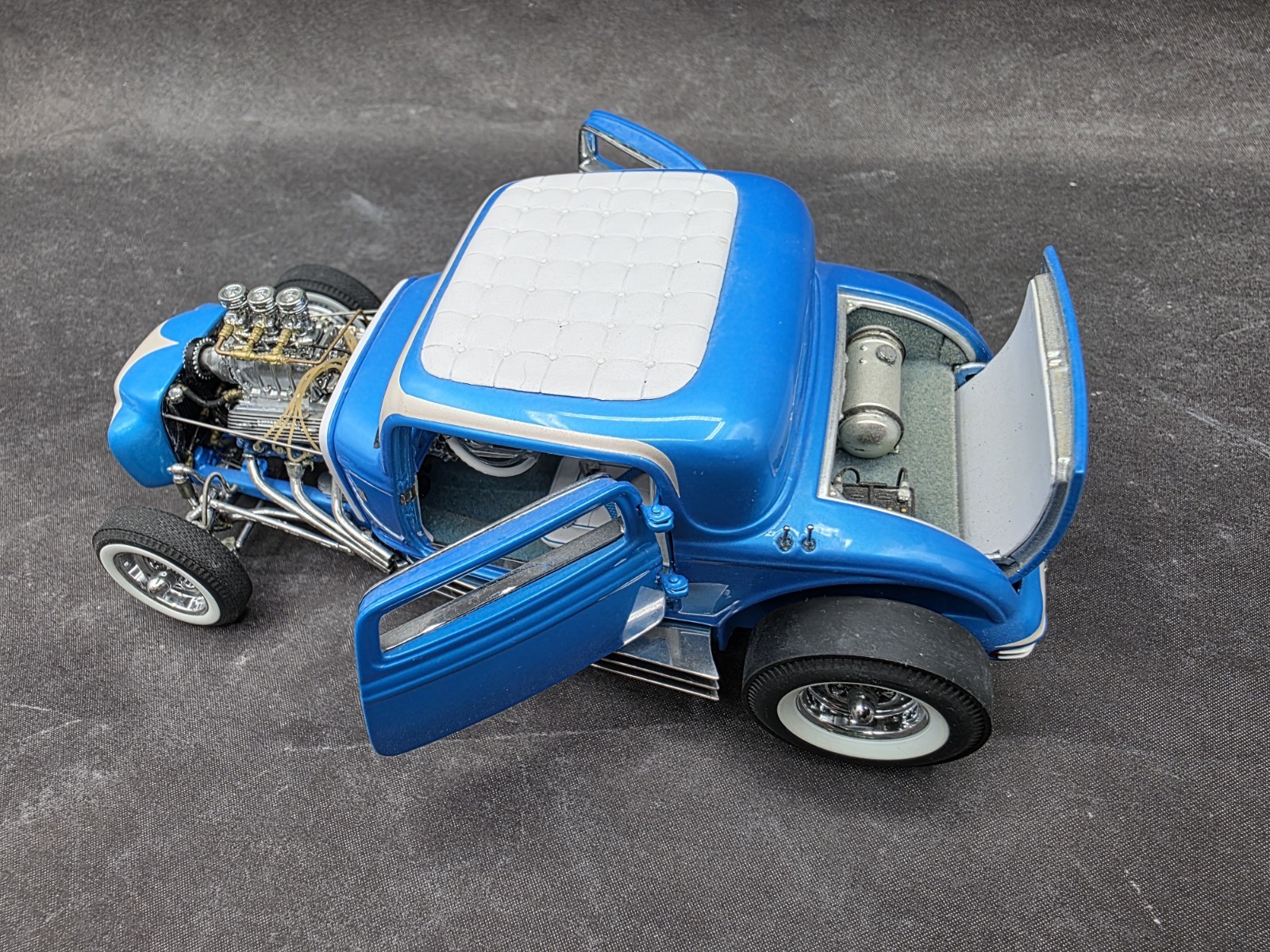 Danbury Mint 1932 Ford Little Deuce Coupe V8 1:24 Scale Diecast Beach Boys Car