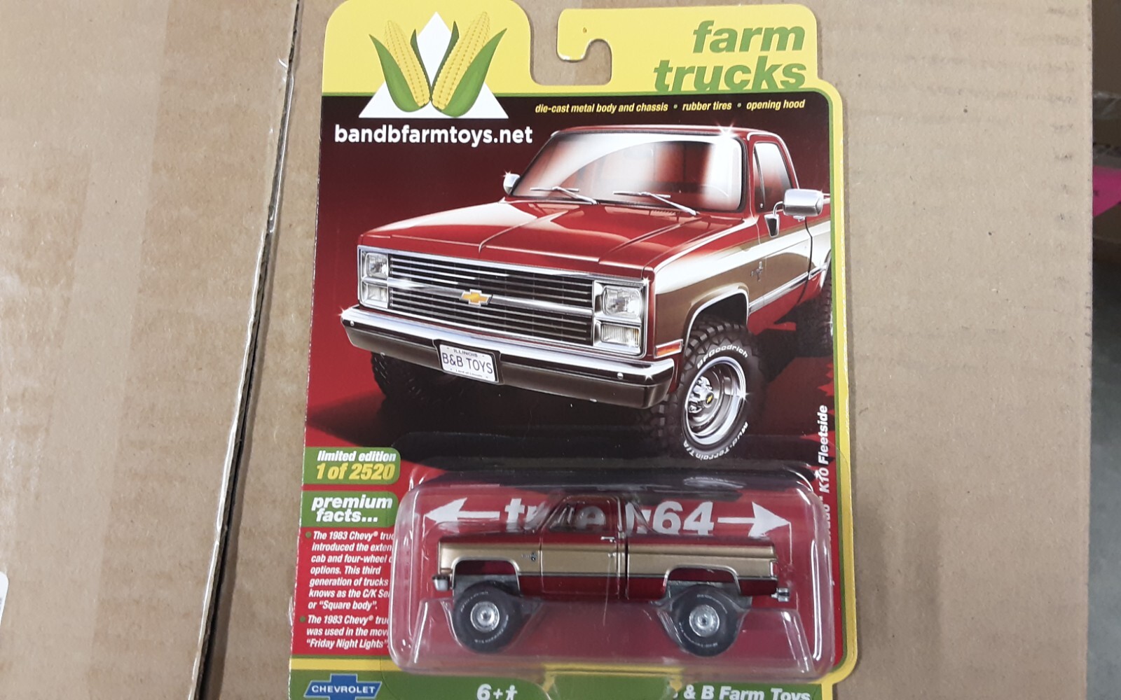 2022 AUTO WORLD 1:64 B&B RED METALIC & Gold 1983 Chevy Silverado K10 CHASER