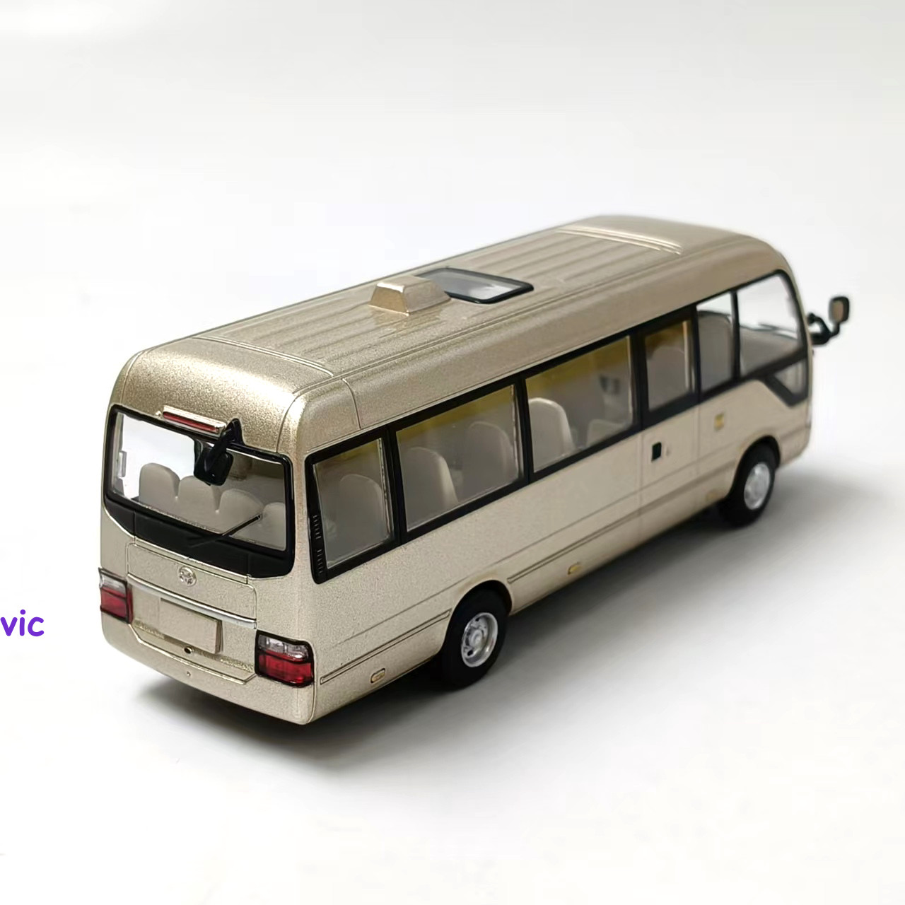 1/64 Scale Coaster 2013 Minibus Alloy Diecast Model – Collectible Car Ornament