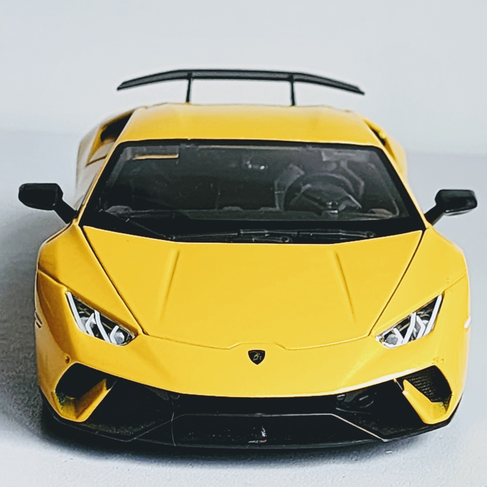 Maisto Special Edition Lamborghini Huracan Performante 1:18 Yellow Diecast