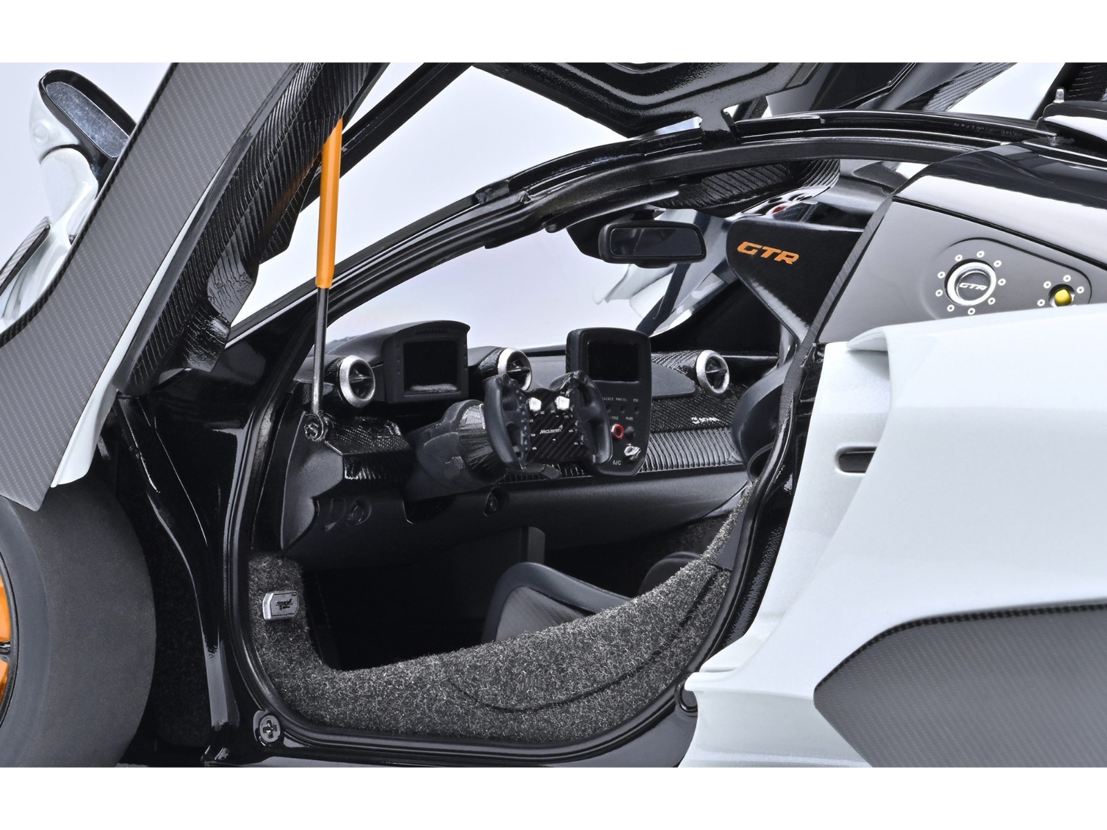 MCLAREN SENNA GTR SILICA WHITE 1/18 MODEL CAR BY AUTOART 81953