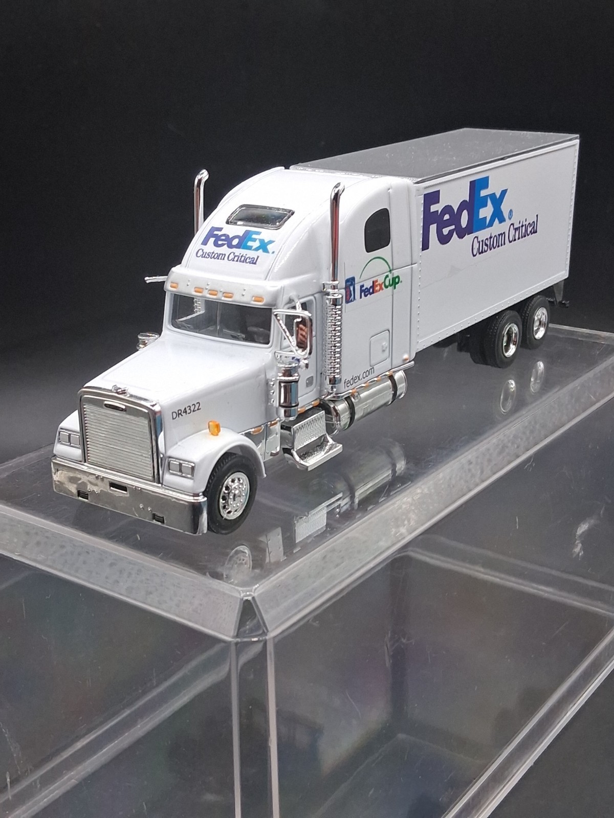 SpecCast 1:64 Freightliner Classic Diecast Fedex Box/Moving Truck Box Van W/Case