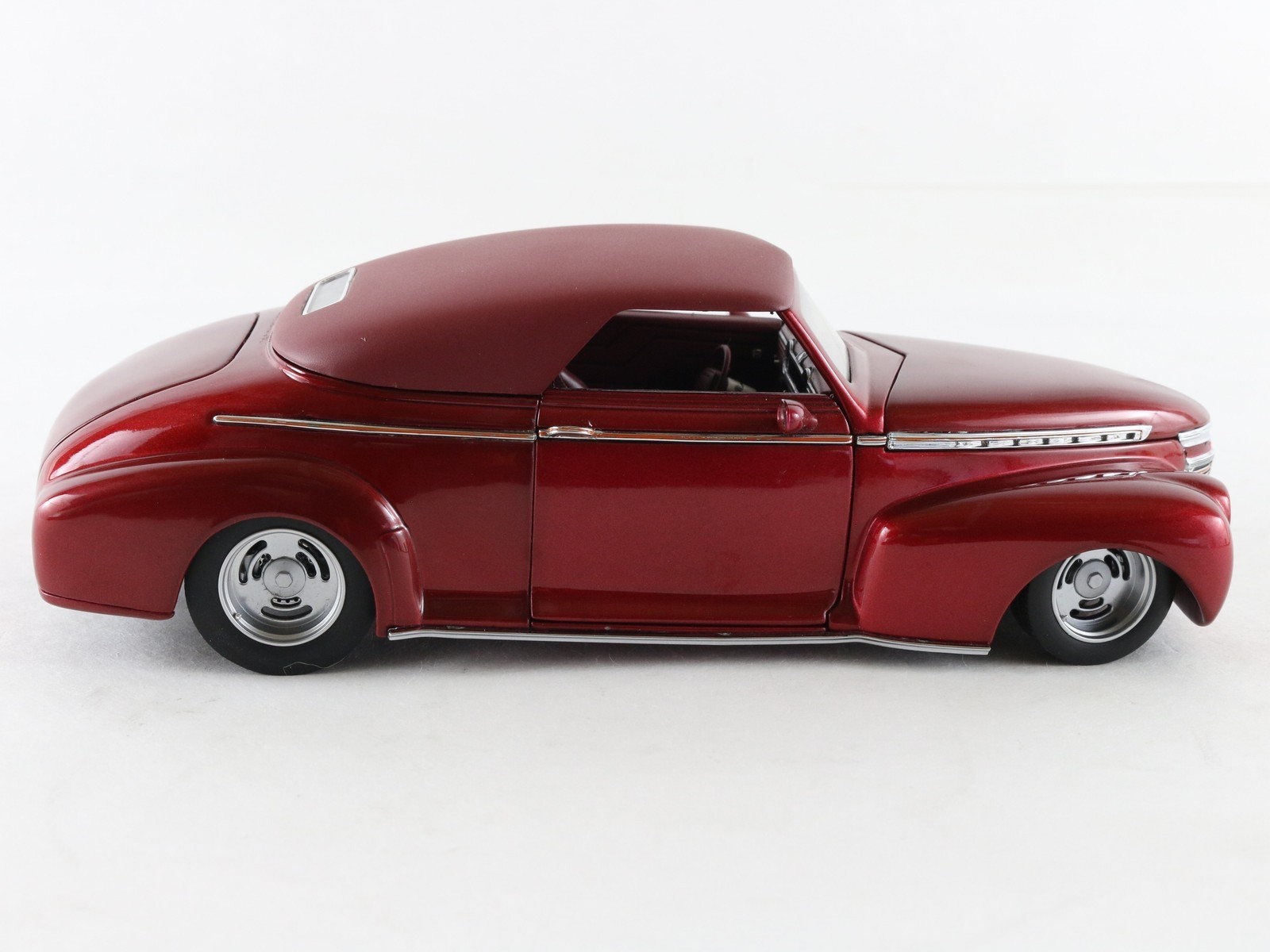 1941 Chevrolet Custom Rod Cherry Red Convertible Danbury Mint 1:24 Model Car
