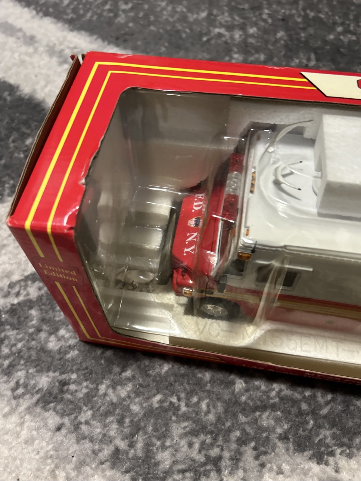 1:32 Code 3 FDNY New York Fire Department Freightliner MT-55 Command Post New