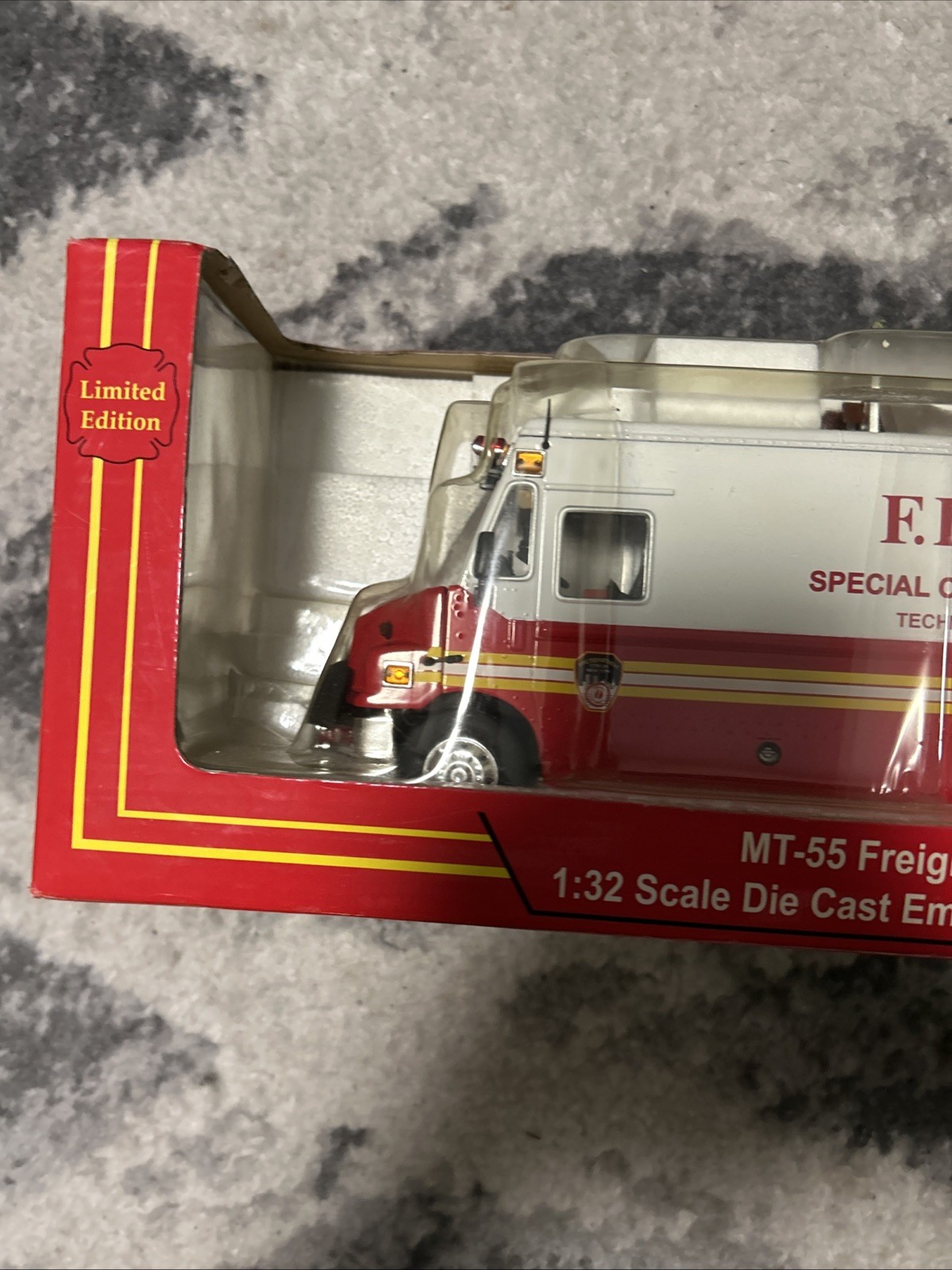 1:32 Code 3 FDNY New York Fire Department Freightliner MT-55 Command Post New