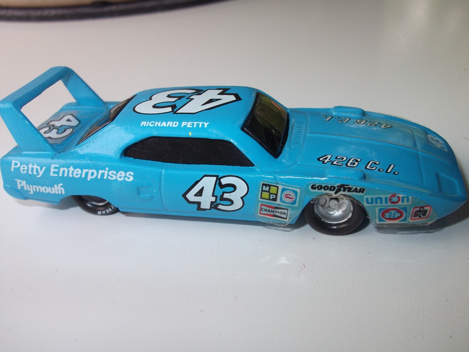 RICHARD PETTY VINTAGE MODEL 1970 PLYMOUTH SUPERBIRD RACING CHAMPIONS 1/64 CAR