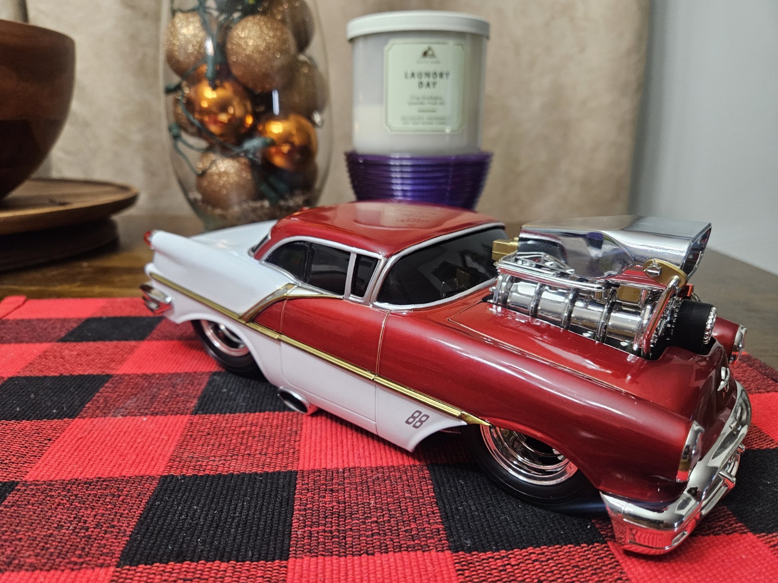 56 OLDS 88,RED WHITE,1/18 MUSCLE MACHINE,NO BOX,NO ROLL SLAMMED ,BEAUTY,HOT HOT