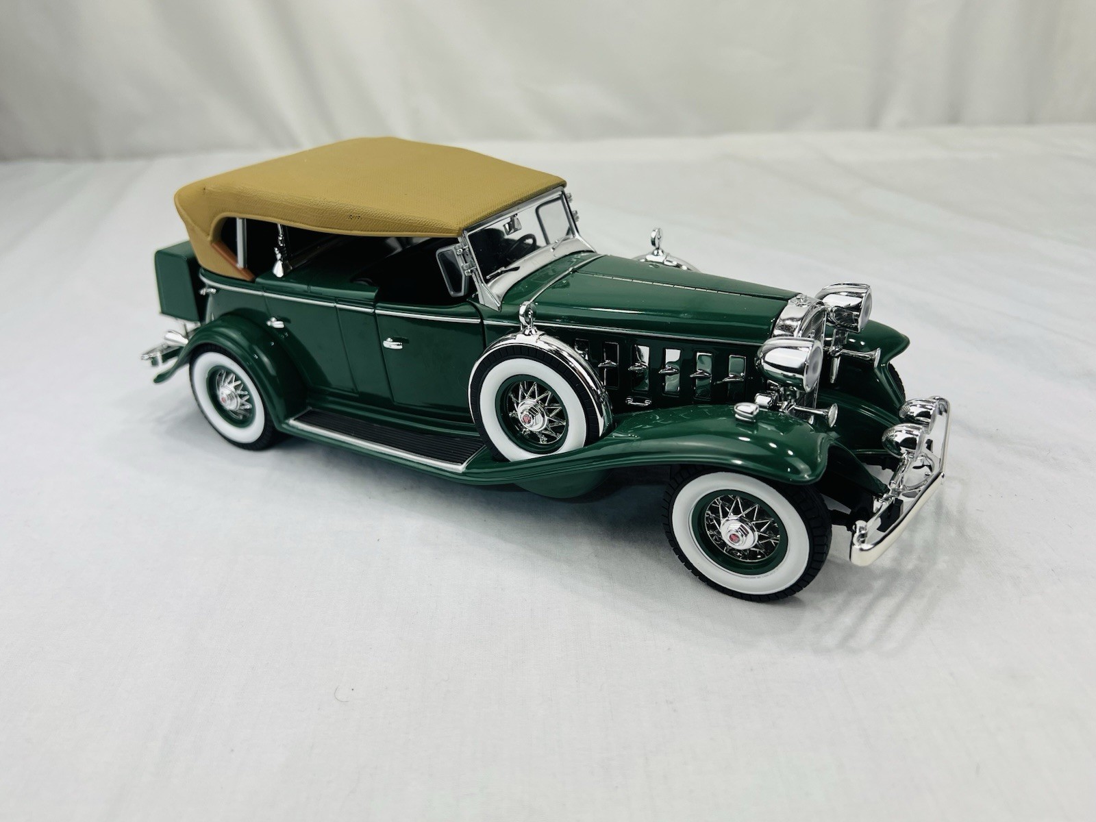 Auto World 1932 CADILLAC V16 SPORT PHAETON 1:18 Scale Dark Green/Tan Top