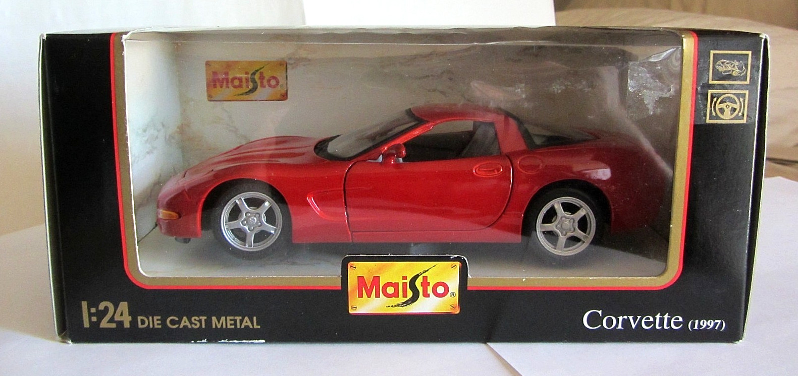 LOT OF 2 1992 RED CHEVY CORVETTE ZR1 1:18 & 1997 RED CORVETTE 1:24 BY MAISTO