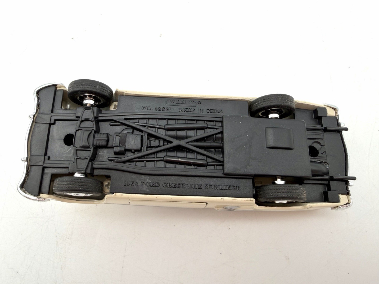 Welly 1953 Ford Crestline Sunliner Convertible Diecast 1:43