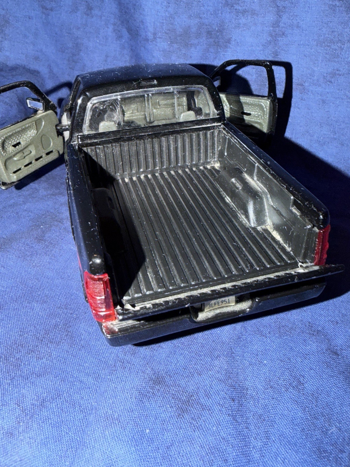 Dodge Ram 1500 V8 Sport 1/26-Black-Made by Maisto