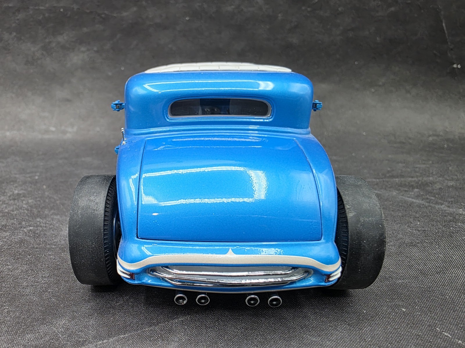 Danbury Mint 1932 Ford Little Deuce Coupe V8 1:24 Scale Diecast Beach Boys Car