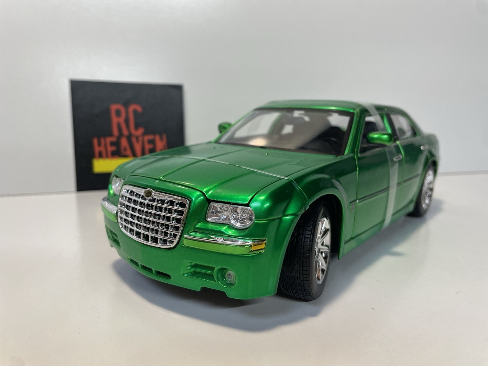 Maisto 2005 Chrysler Hemi 300c 1:18 Scale Diecast Model Car.