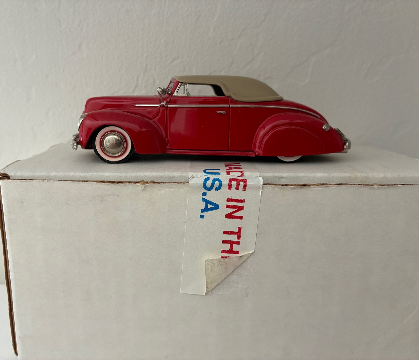 Design Studio 1/43 1940 Red Ford Custom Convertible MIB