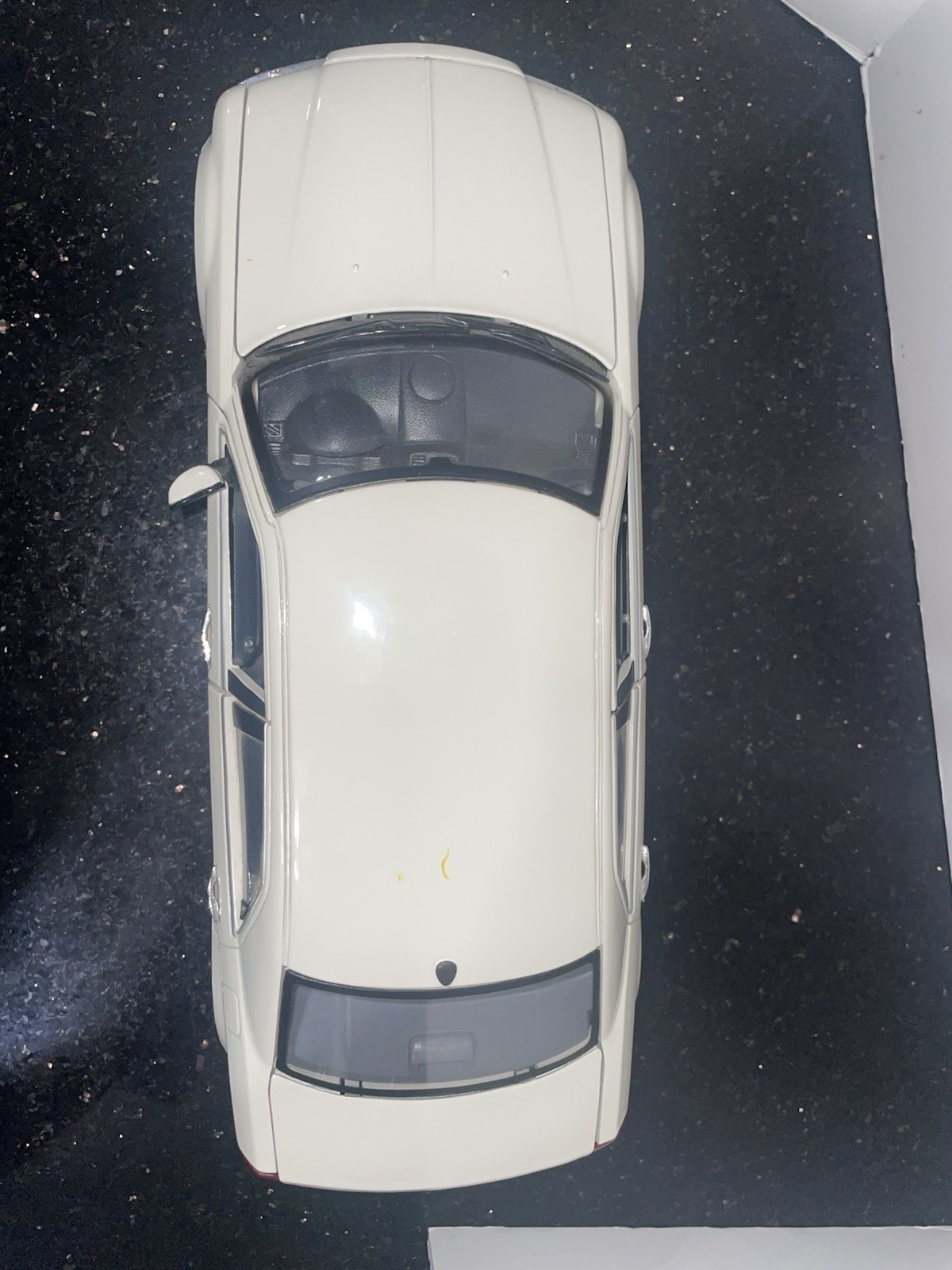 Maisto 1:18 Chrysler 300C Hemi White Pearl