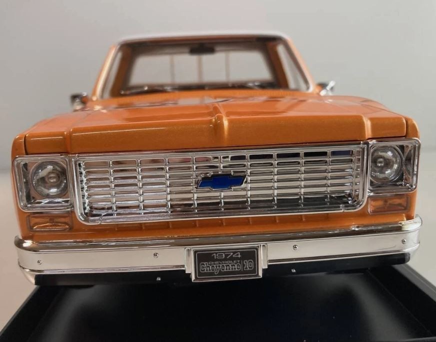 Maisto 1/18 Scale – 1974 Chevrolet C10 Cheyenne Super – Orange, White