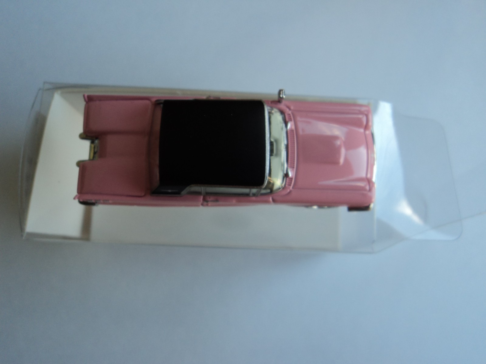 BREKINA 1960 FORD THUNDERBIRD CABRIOLET PINK / BLACK HO 1/87 PLASTIC