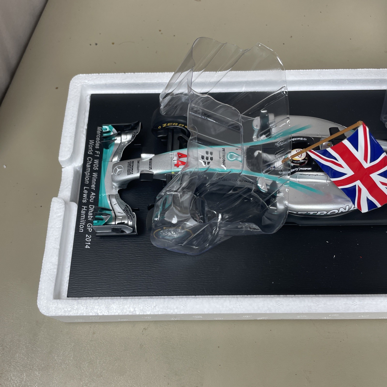 Spark Model 1/18 Lewis Hamilton 2014 Mercedes F1 W05 Winner Abu Dhabi GP 2014