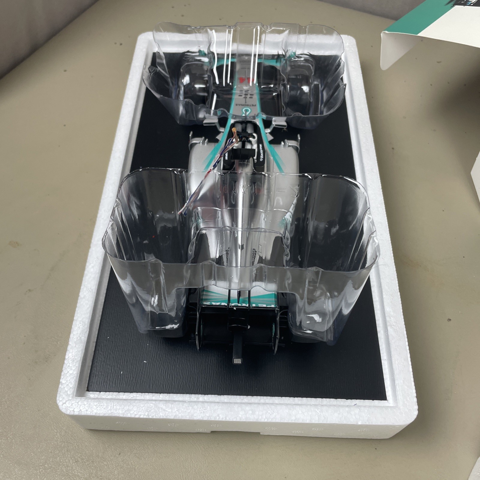 Spark Model 1/18 Lewis Hamilton 2014 Mercedes F1 W05 Winner Abu Dhabi GP 2014